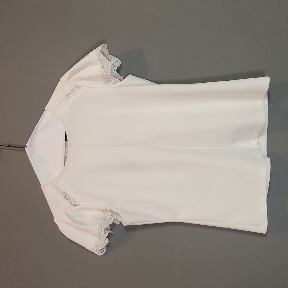 Cream top with short sleeves in lace